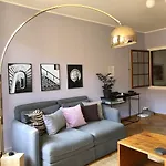 Sunny Old Town Flat-Walk Everywhere-Sleeps 4