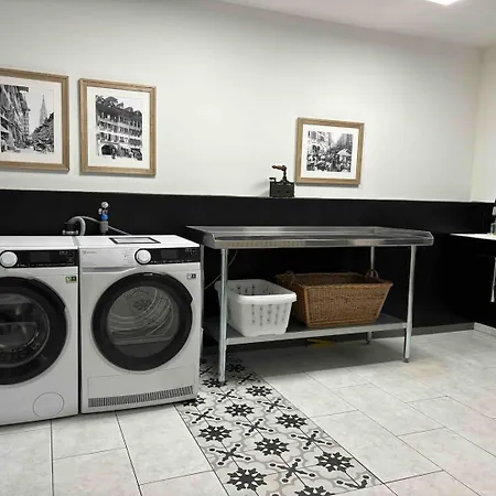 Sunny Old Town Flat-walk Everywhere-sleeps 4 *