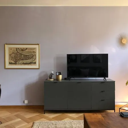 Sunny Old Town Flat-walk Everywhere-sleeps 4 Daire *