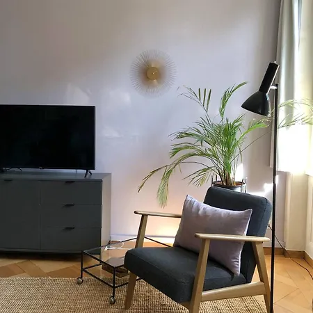 Sunny Old Town Flat-walk Everywhere-sleeps 4