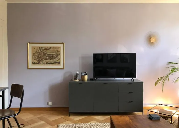 Sunny Old Town Flat-Walk Everywhere-Sleeps 4 דירה *