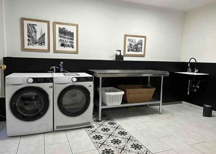 Sunny Old Town Flat-Walk Everywhere-Sleeps 4 *