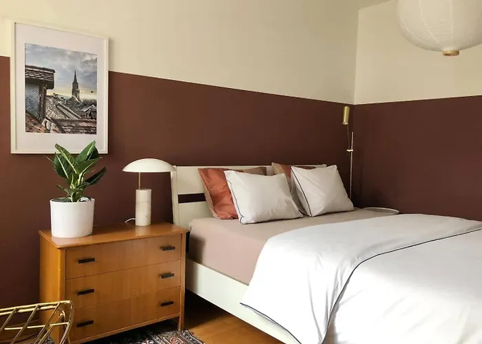 Sunny Old Town Flat-Walk Everywhere-Sleeps 4 דירה