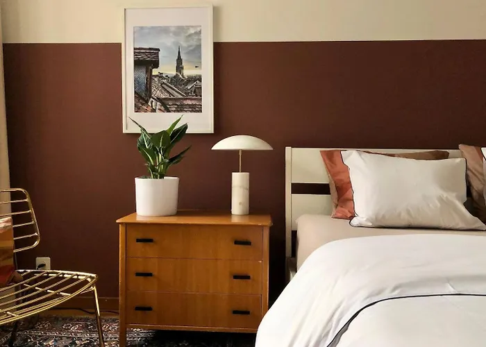 Sunny Old Town Flat-Walk Everywhere-Sleeps 4 ברן